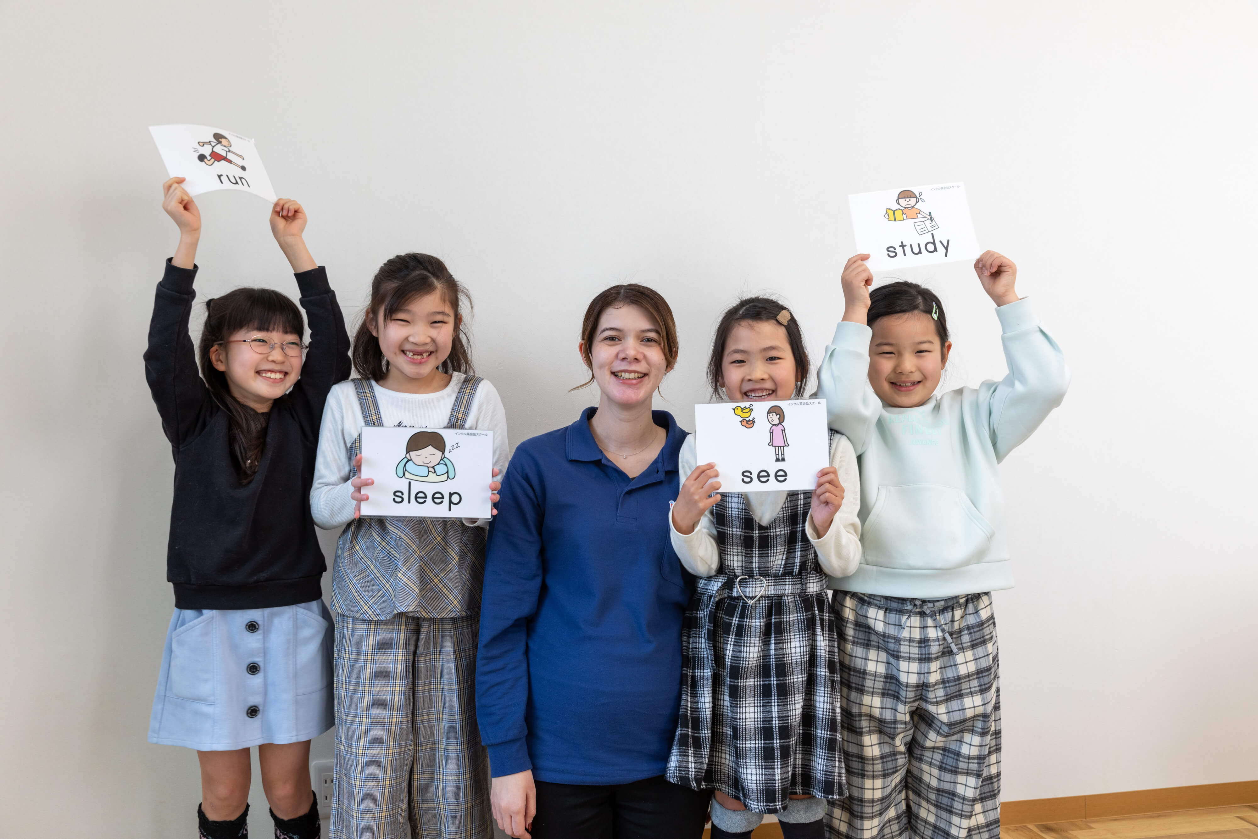 フラッシュカードを使って指導するバイリンガル日本人講師