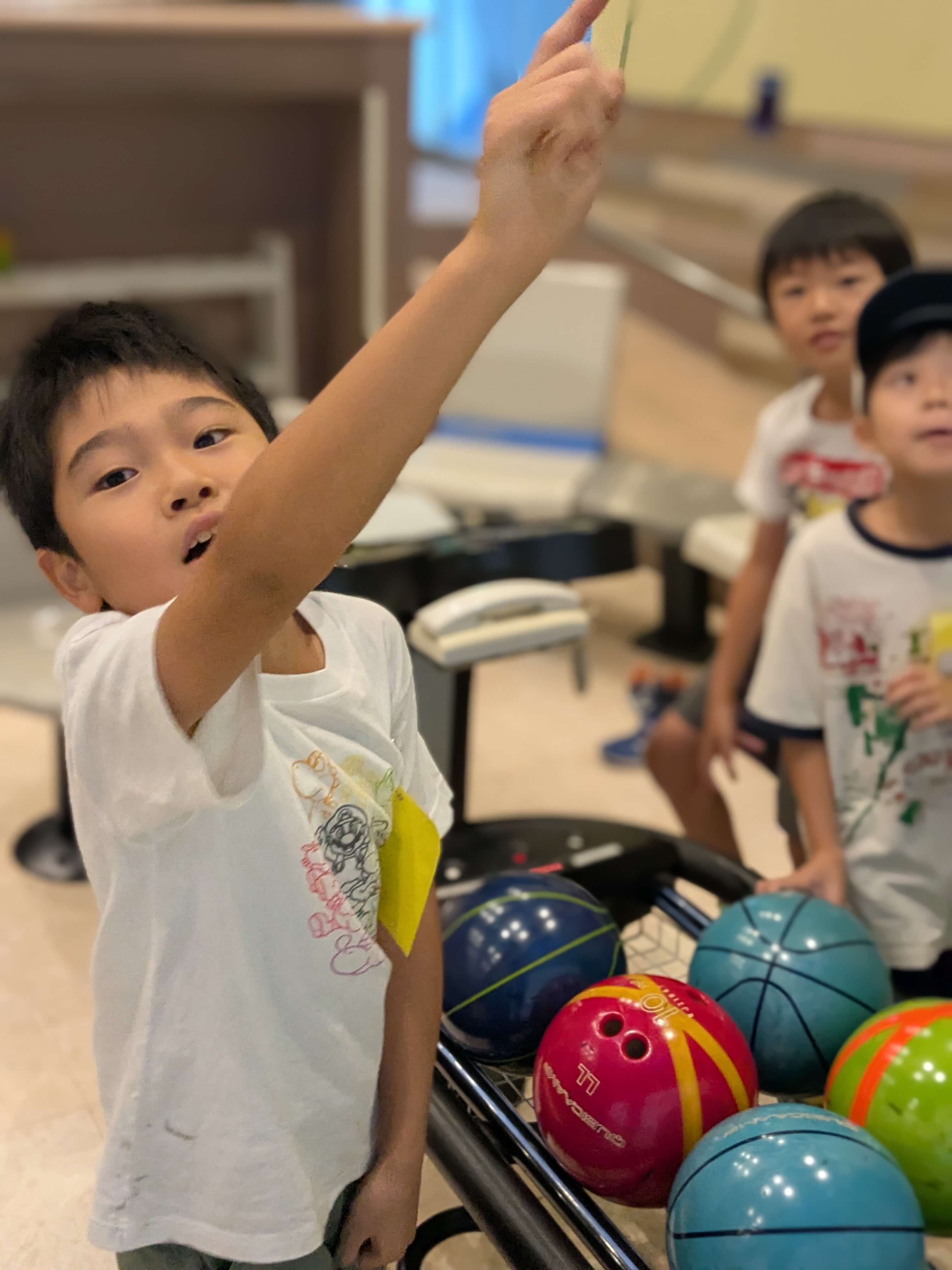 サマースクールで友達と出会う様子