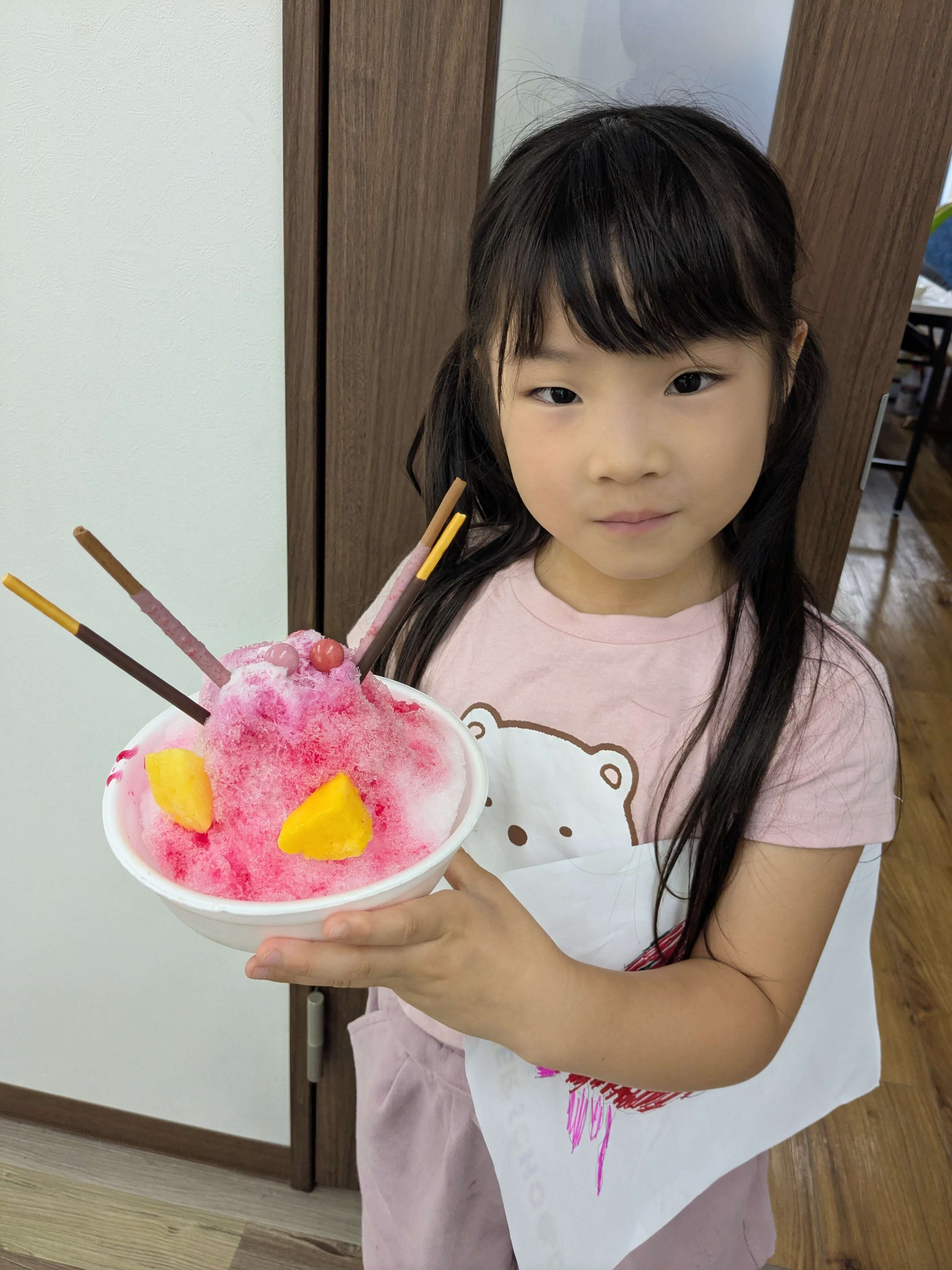 子どもが先生や友達に自分の発見を伝えている様子